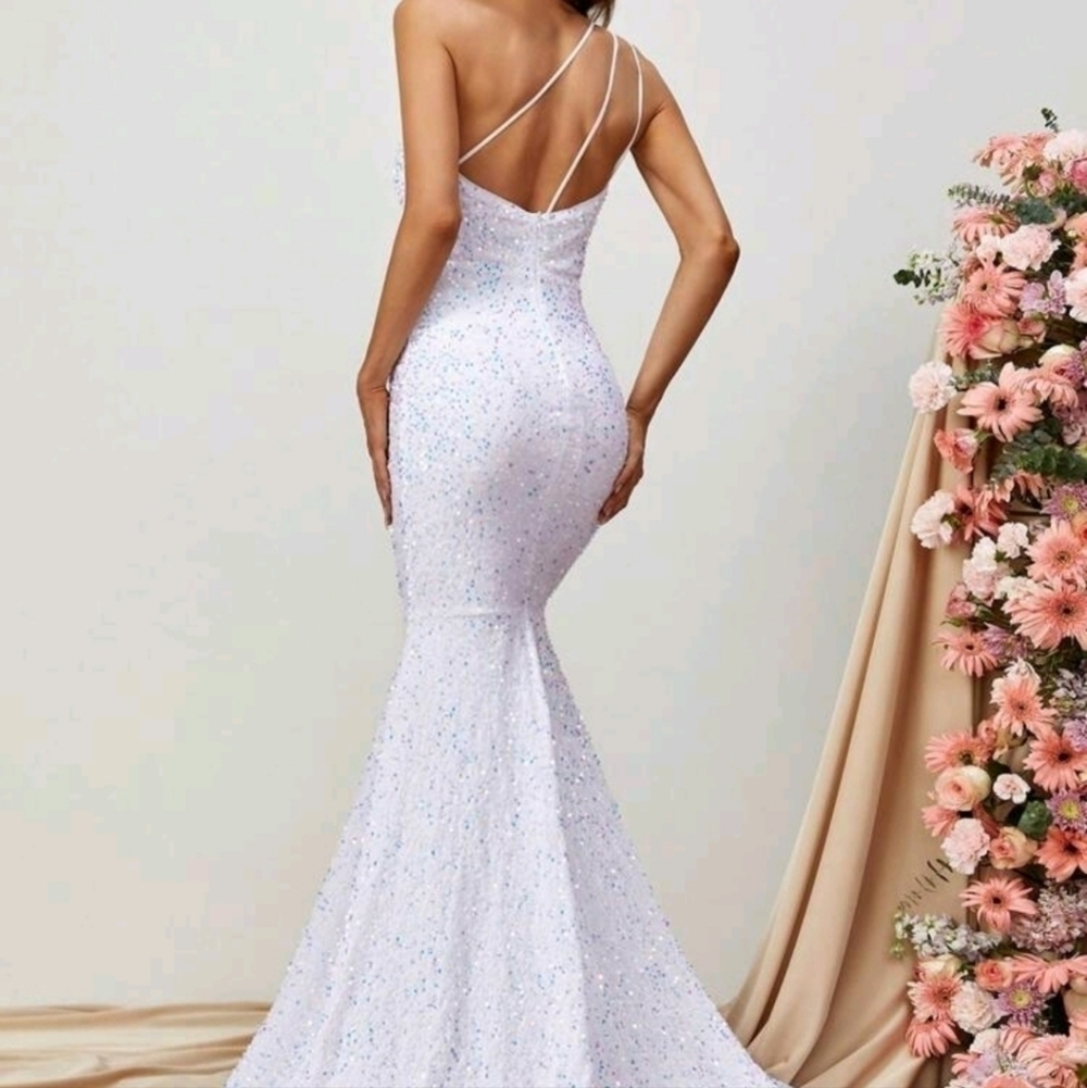White Backless Assymmetrical Neck Sleeveles Mermaid Maxi Gown - Picture 3 of 11